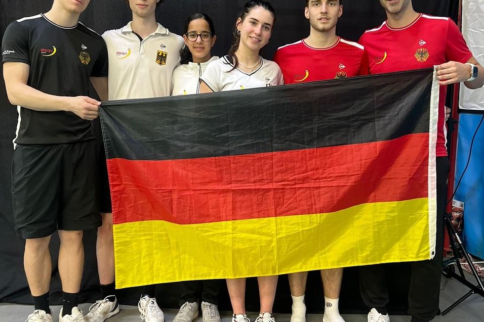 Die deutsche U19-Nationalmannschaft mit Bundestrainer Nachwuchs Simon Rösner (re) bei der Team EM U19 2024 - Bild: DSQV
