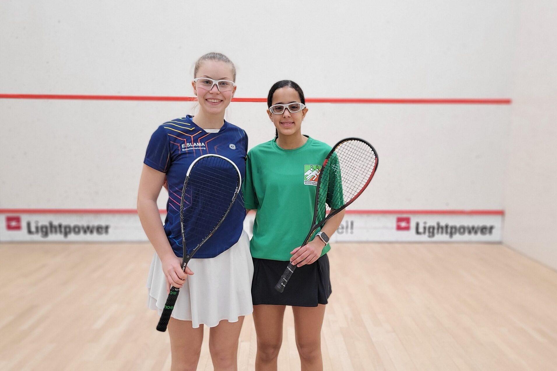 Mariam Ayad (re) gewinnt das Finale der Mädchen U15-U19 gegen Chiara Lang (li) in drei Sätzen - Bild: Paderborner SC