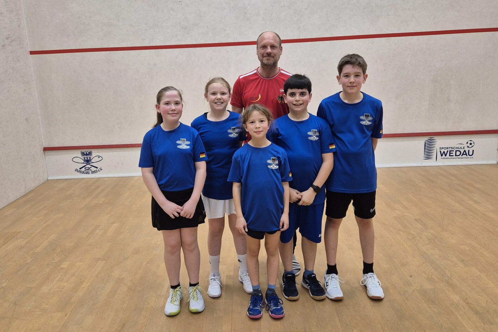 Bundeshonorartrainer U15 Thomas Hahn (rotes Shirt) mit den teilnehmenden U11- und U13-Nachwuchstalenten in Duisburg - Bild: SRC Duisburg