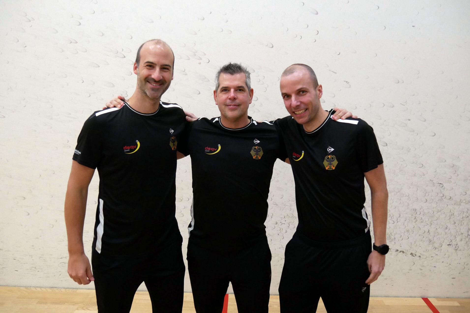 V.l.n.r.: Bundestrainer Nachwuchs Simon Rösner, Chef-Bundestrainer Oliver Pettke und Damen-Bundeshonorartrainer Bart Wijnhoven - Bild: DSQV - Lennard Jessen