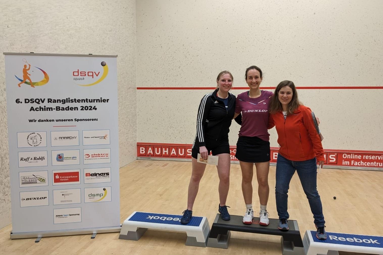 Das Podest der Damen v.l.n.r.: Deborah Riedel, Aylin G&uuml;nsav und Sonja Dobbert - Bild: SC Achim-Baden