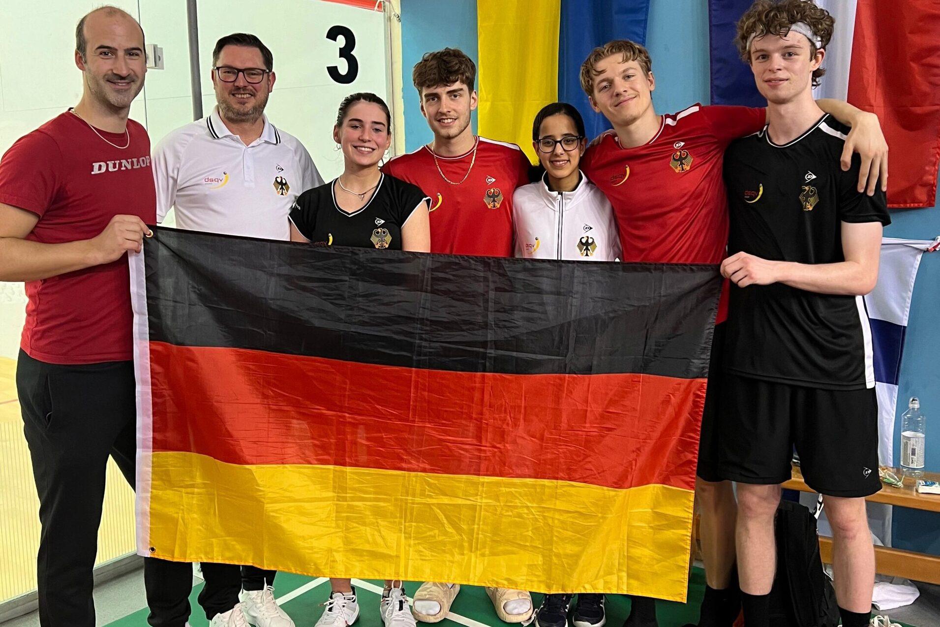 Deutschlands U19-Team (hier mit Bundestrainer Nachwuchs Simon Rösner und DSQV-Präsident Michael Gäde, 1. und 2. v. l.) spielt um Platz fünf bei der Team EM - Bild: DSQV