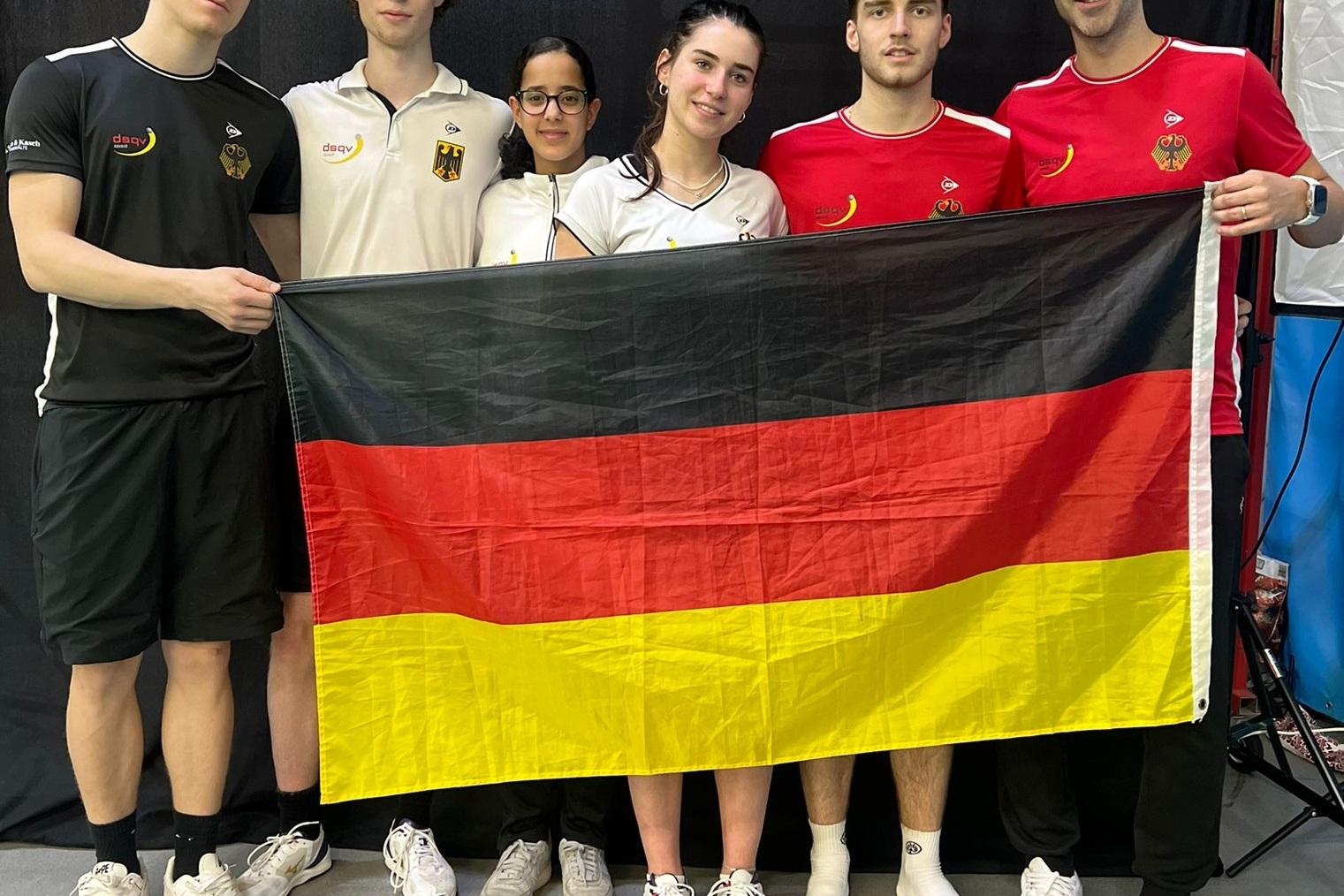 Die deutsche U19-Nationalmannschaft mit Bundestrainer Nachwuchs Simon R&ouml;sner (re) bei der Team EM U19 2024 - Bild: DSQV