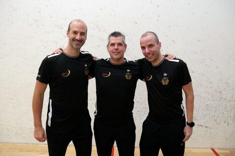 V.l.n.r.: Bundestrainer Nachwuchs Simon R&ouml;sner, Chef-Bundestrainer Oliver Pettke und Damen-Bundeshonorartrainer Bart Wijnhoven - Bild: DSQV - Lennard Jessen
