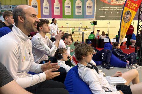 Bundestrainer Nachwuchs Simon R&ouml;sner (li) und weitere Deutsche fiebern beim Spiel um Bronze von Maya Weishar mit - Bild: DSQV