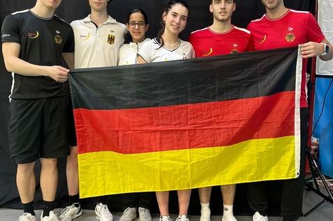 Die deutsche U19-Nationalmannschaft mit Bundestrainer Nachwuchs Simon R&ouml;sner (re) bei der Team EM U19 2024 - Bild: DSQV