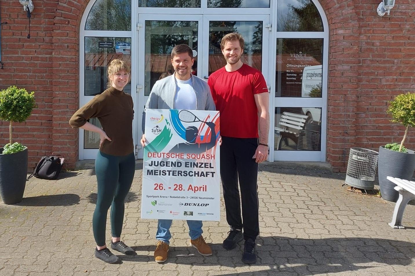 Freuen sich auf die kommende DJEM 2024 (v.l.n.r.): Anna Pump (Inhaberin des Venice Sport- und Freizeitcenters), Kai Rixen (Vize-Pr&auml;sident Jugend SVSH) und Lukas Br&uuml;ggen (Personaltrainer Venice Sport- und Freizeitcenter) - Bild: SVSH / Janina Jas
