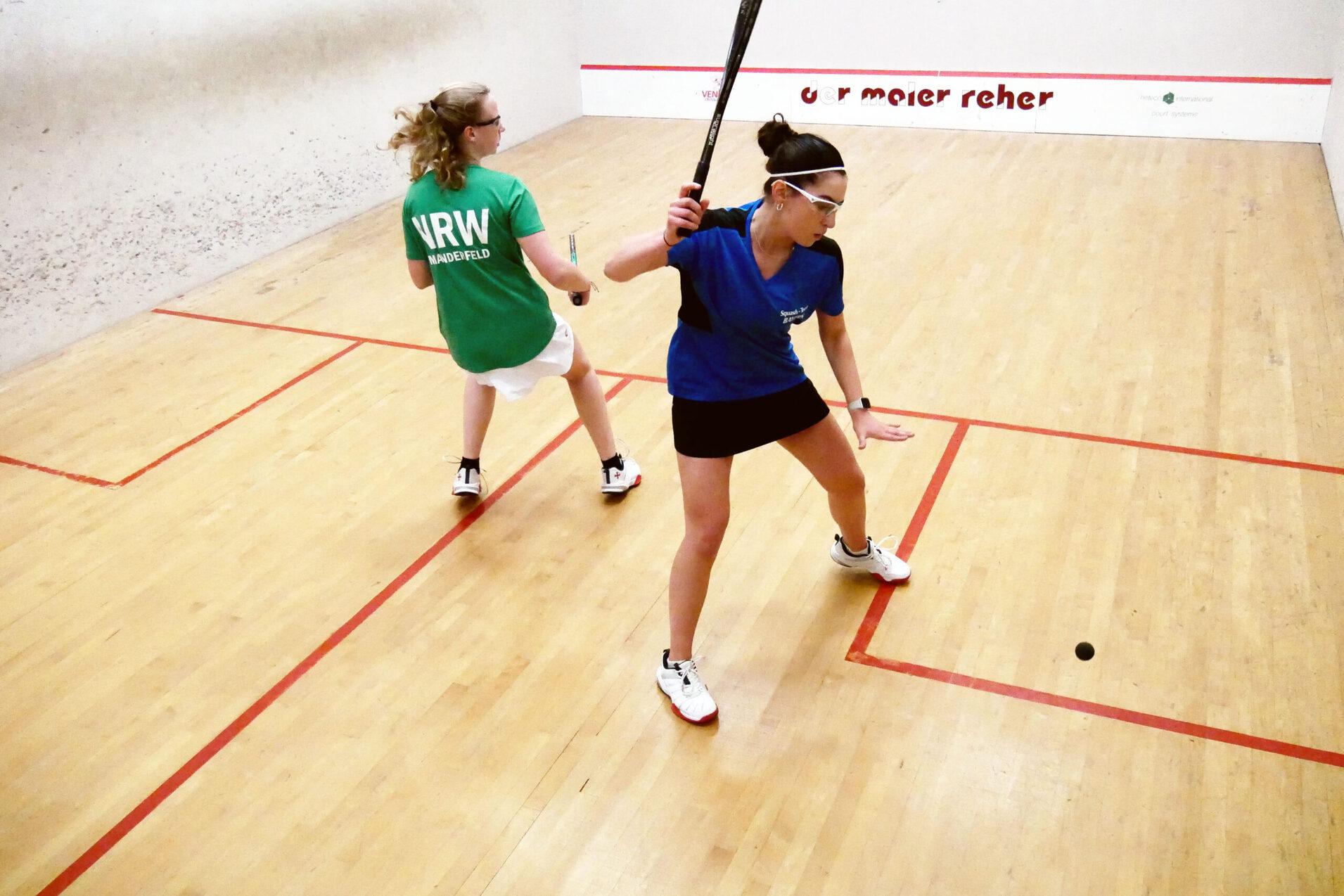 Maya Weishar (re) gewinn ihr letztes Gruppenspiel gegen Liane Manderfeld (li) - Bild: DSQV - Lennard Jessen