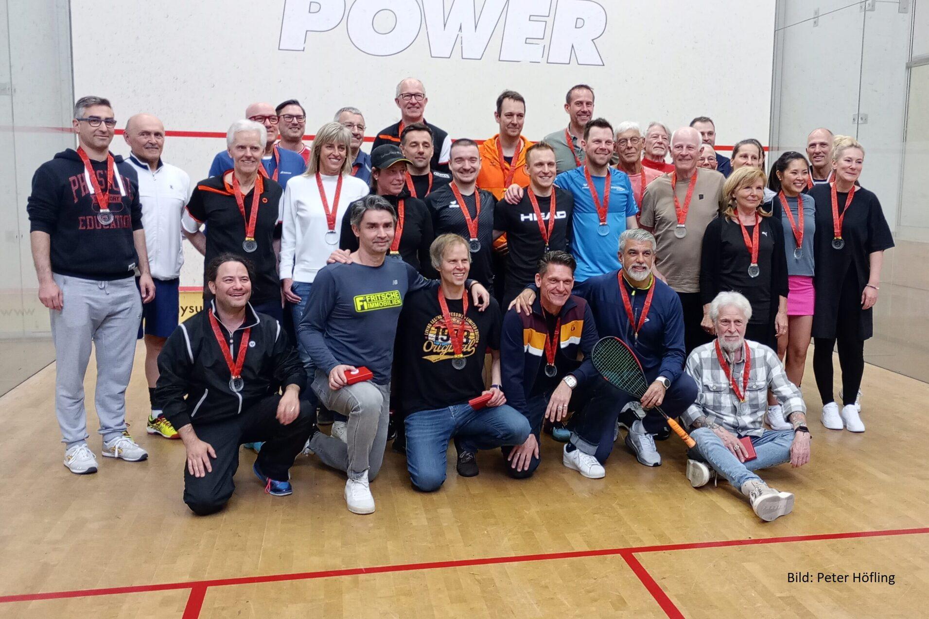 Siegerinnen, Sieger und Platzierte sowie Offizielle der DSEM 2024 in Böblingen - Bild: Sandra Göck