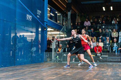 Saskia Beinhard (li) im Duell mit Rana Ismail - Bild: PSA World Tour