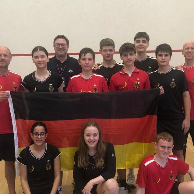 Die deutschen Jugend-Nationalmannschaften U15 und U17 mit den Bundeshonorartrainern Christian Radeke (re, U17) und Thomas Hahn (li, U15) sowie DSQV-Pr&auml;sident Michael G&auml;de (3.v.l., hintere Reihe), der in Funktion seines Amtes als ESF Event Direct