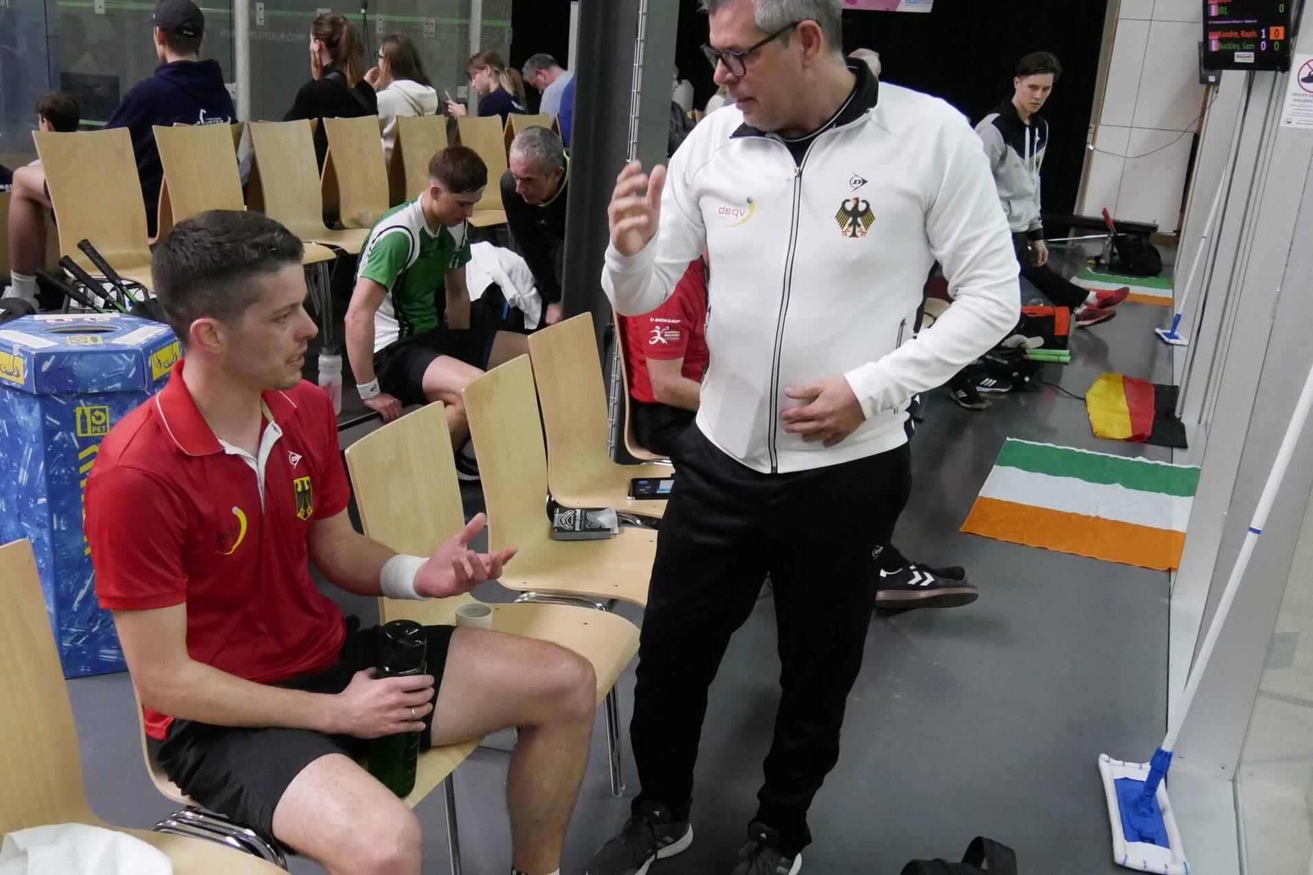 Chef-Bundestrainer Oliver Pettke (re) ist als ein Referent bei der Trainer B Ausbildung vorgesehen, hier mit Nationalspieler Raphael Kandra (li) bei der Team EM 2024 - Bild: DSQV - Lennard Jessen