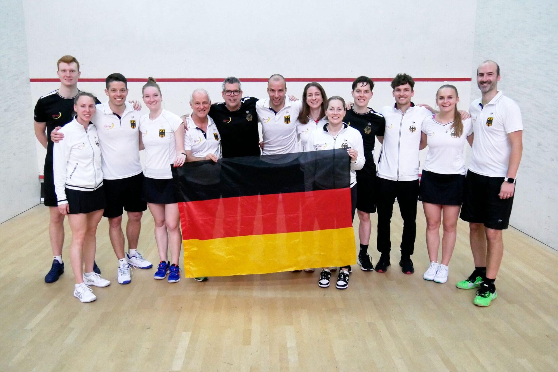Teamfoto der beiden deutschen Nationalmannschaften bei der Team EM 2024 - Bild: DSQV - Lennard Jessen