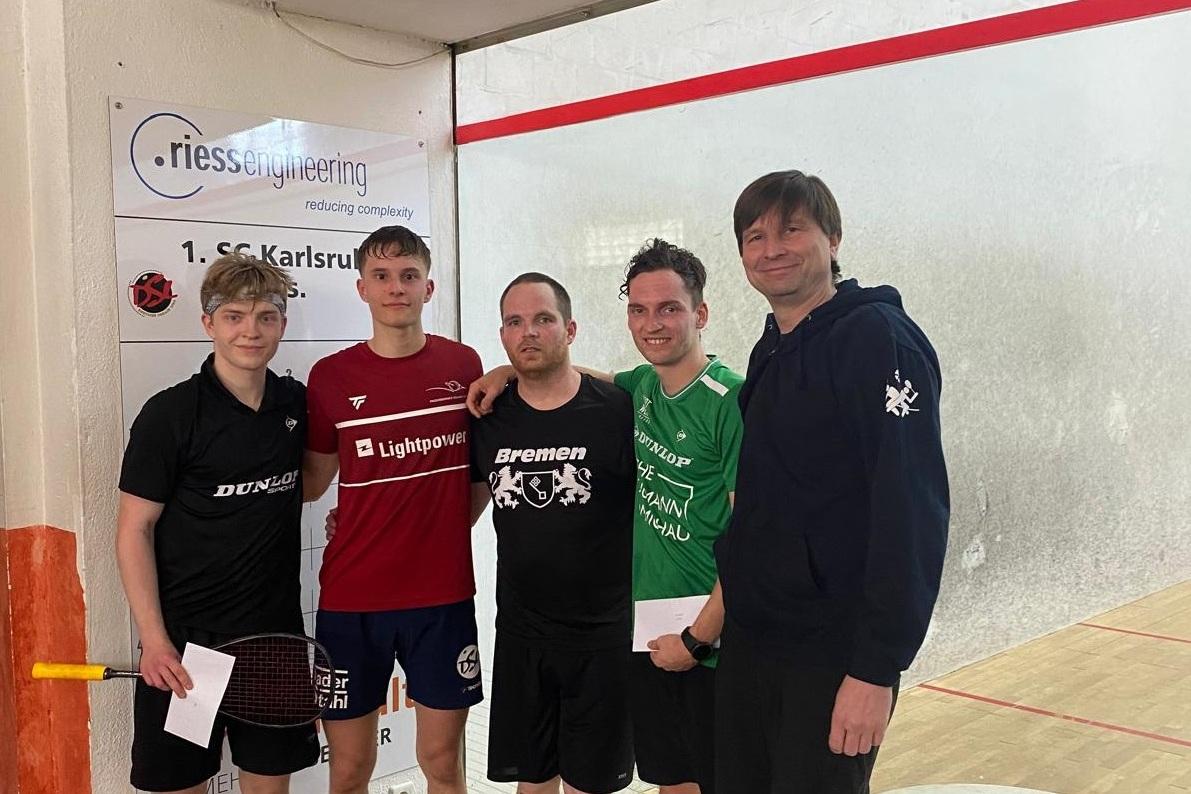 Die Top 4 der Herren A (Florian St&ouml;ger, Dennis Welte, Tim Weber, Valentin Rapp (v.l.n.r.) zusammen mit Peter Michael Clausen, 1. Vorsitzender des 1. SC Karlsruhe - Bild: Stuart Windsor