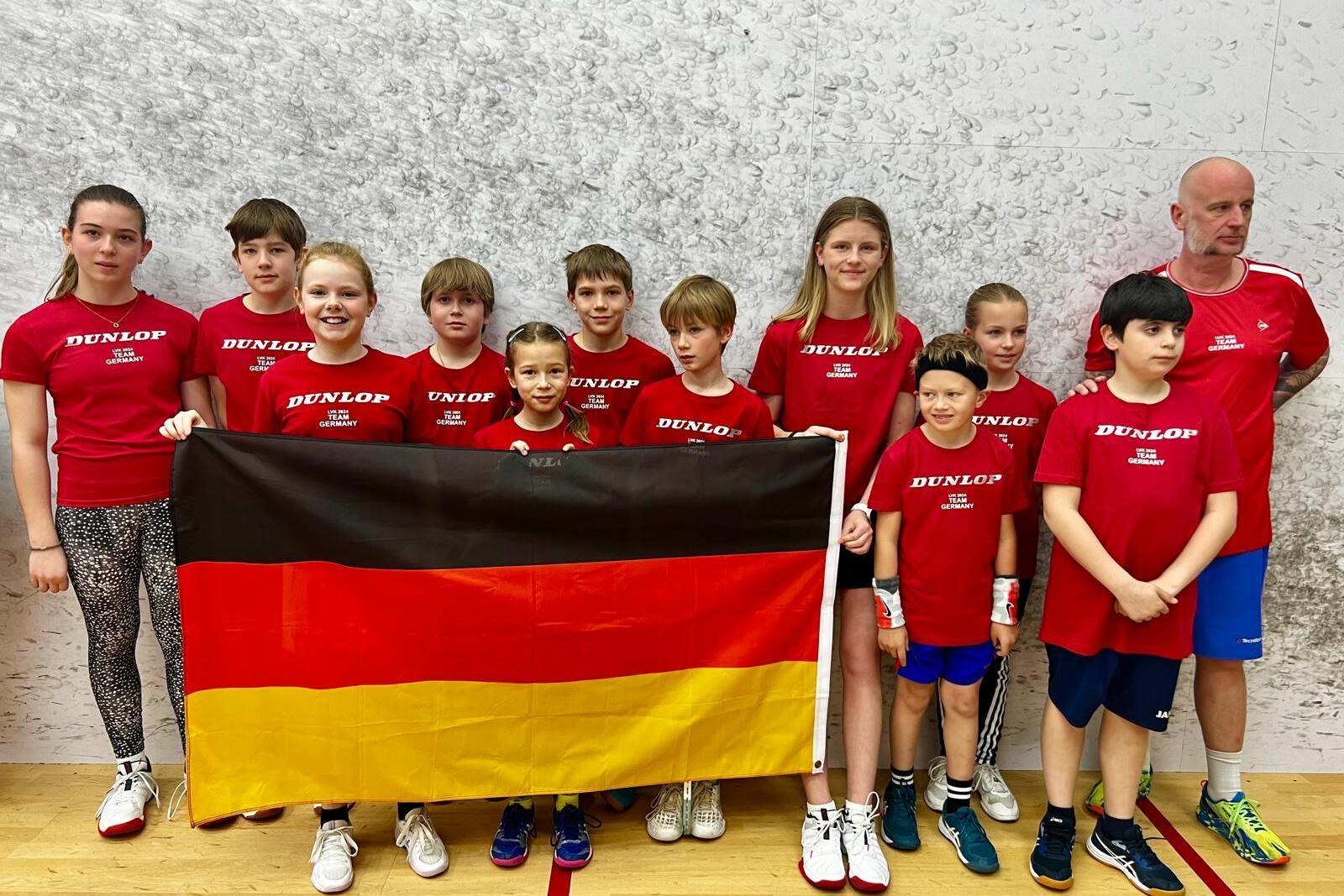 Die deutschen Auswahlen U11 und U13 in Posen mit Betreuer Info Efken (re) - Bild: SRC Duisburg