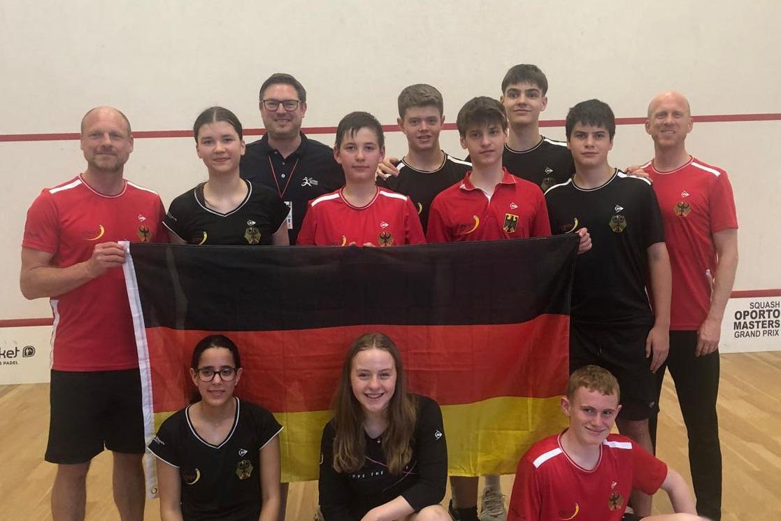 Die deutschen Jugend-Nationalmannschaften U15 und U17 mit den Bundeshonorartrainern Christian Radeke (re, U17) und Thomas Hahn (li, U15) sowie DSQV-Pr&auml;sident Michael G&auml;de (3.v.l., hintere Reihe), der in Funktion seines Amtes als ESF Event Direct