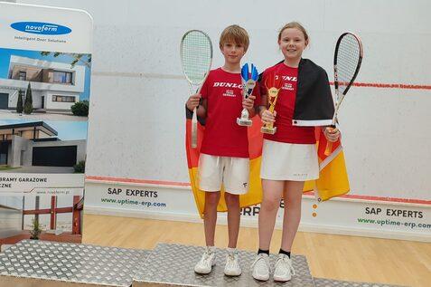 Mats Oliver Efken (li) und Lea Sophie Gsell gewinnen die U11-Einzelkonkurrenz beim L&auml;ndervergleich in Posen (Polen) - Bild: DSQV