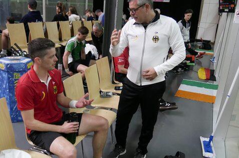 Chef-Bundestrainer Oliver Pettke (re) ist als ein Referent bei der Trainer B Ausbildung vorgesehen, hier mit Nationalspieler Raphael Kandra (li) bei der Team EM 2024 - Bild: DSQV - Lennard Jessen