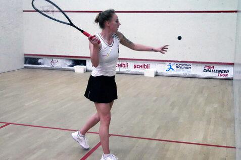 Kapit&auml;nin Sharon Sinclair steht mit der deutschen Mannschaft im Finale der Division 2 gegen Finnland - Bild: DSQV - Lennard Jessen