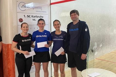 Das Damen Podest mit Mareike Omlor, Maya Weishar, Aylin G&uuml;nsav (v.l.n.r.) zusammen mit Peter Michael Clausen, 1. Vorsitzender des 1. SC Karlsruhe - Bild: Stuart Windsor