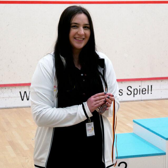 DSQV-Vizepr&auml;sidentin Laura Tiemann leitete das Turnier - Bild: DSQV - Lennard Jessen