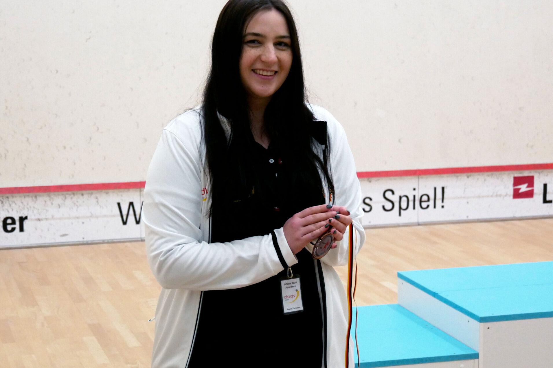 DSQV-Vizepr&auml;sidentin Laura Tiemann leitete das Turnier - Bild: DSQV - Lennard Jessen