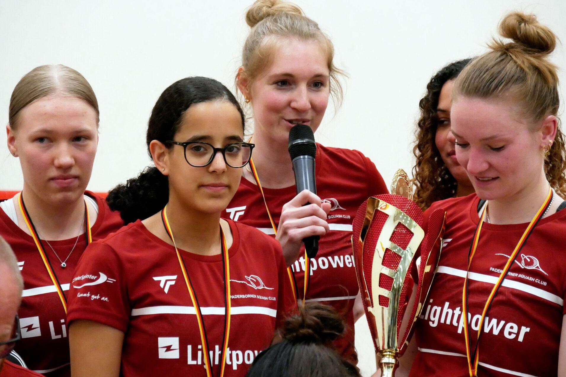 PSC-Kapit&auml;nin Franziska Hennes (3.v.l.) - Bild: DSQV - Lennard Jessen