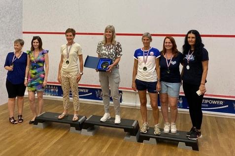 Iris Stockbauer (Mitte) gewinnt das Damenfeld der Croatian Masters Open 2024