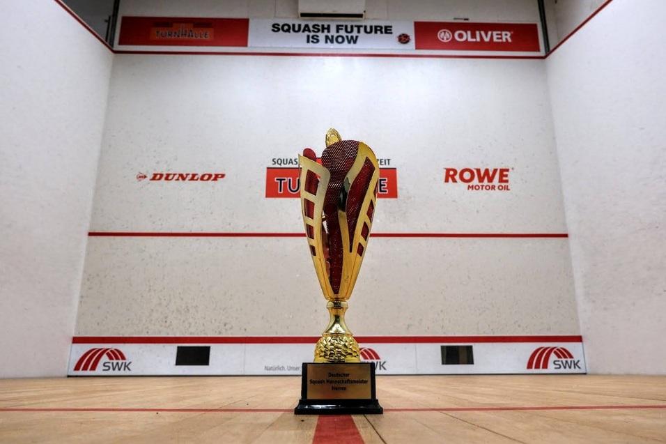 Im Zentrum des Interesses: Der Pokal zum Deutschen Mannschaftsmeistertitel - Bild: Steve Cubbins