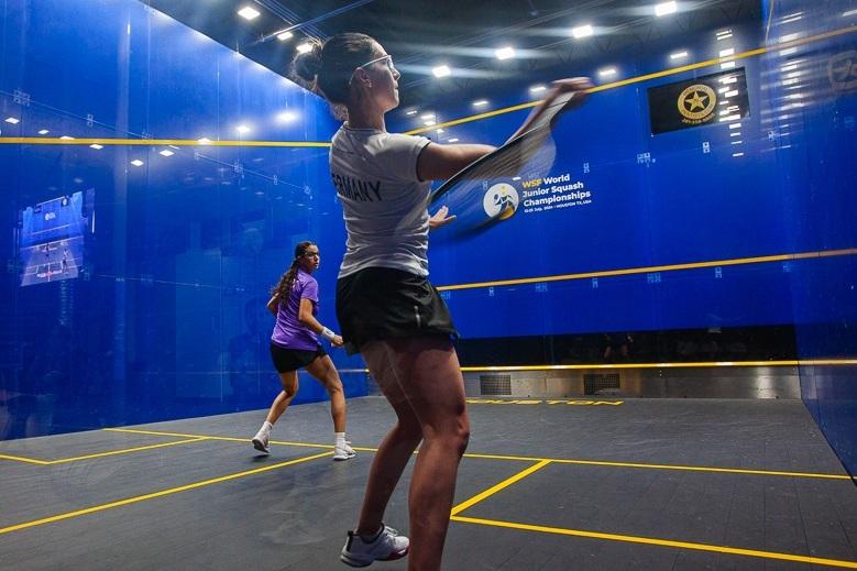 Maya Weishar (re) in Action bei der Einzel-WM U19 in Houston/USA - Bild: Houston Squash Club / WSF