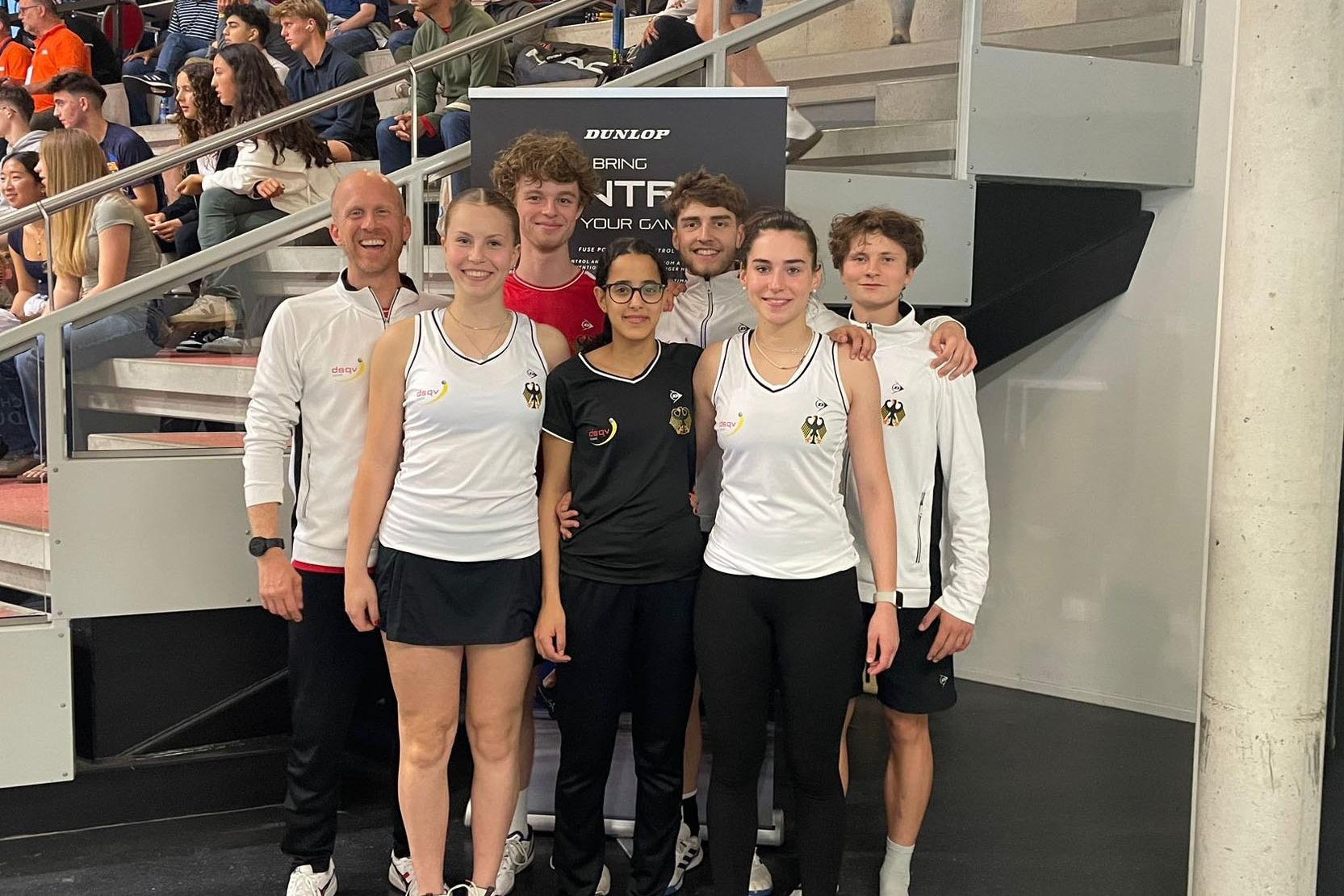 Das deutsche U19-Jugend-WM-Team (es fehlen: Hanna Kumberger und Oscar Hecker) wurde bei den Dutch Junior Open von Bundeshonorartrainer Christian Radeke betreut - Bild: DSQV