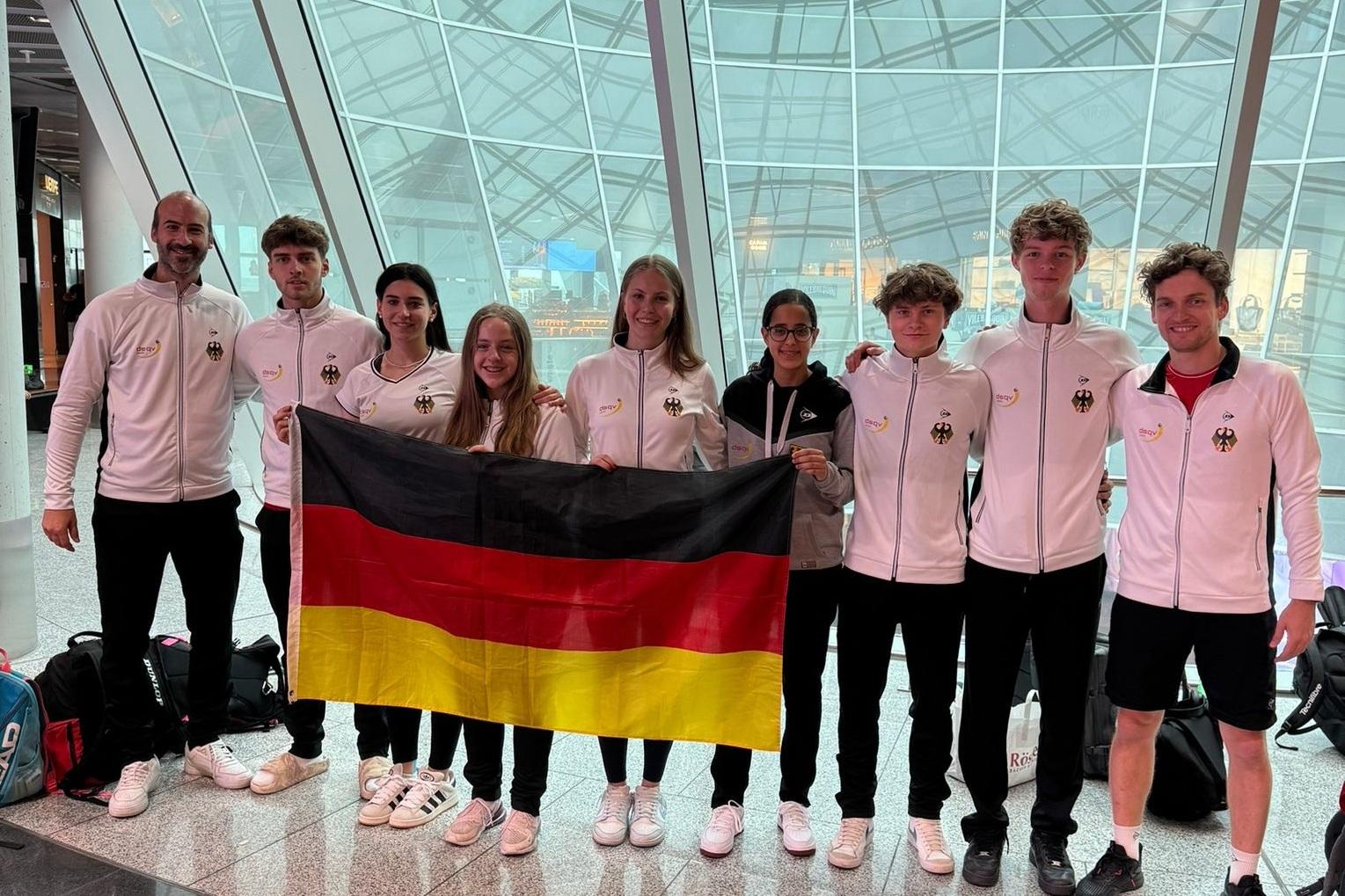 Bundestrainer Nachwuchs Simon Rösner (li) und Bundeshonorartrainer Valentin Rapp (re) vor dem Start zur Jugend WM 2024 vom Flughafen Frankfurt mit einem Großteil des deutschen Teams. Es fehlt: Oscar Hecker, der aus New York anreist. - Bild: DSQ