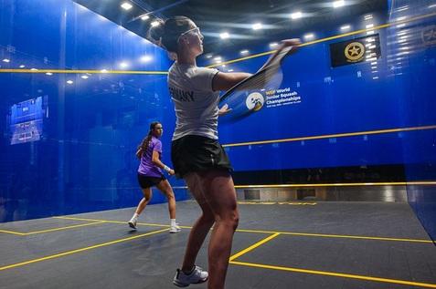 Maya Weishar (re) in Action bei der Einzel-WM U19 in Houston/USA - Bild: Houston Squash Club / WSF