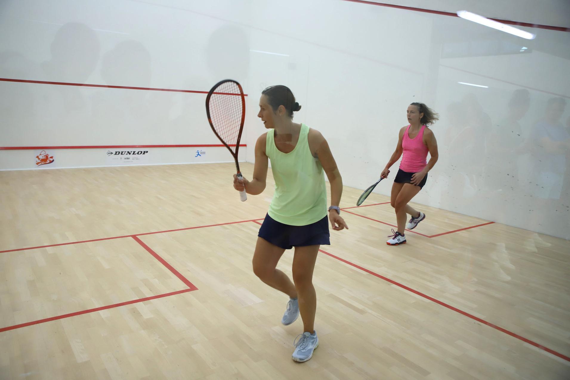 Melanie Kreisel (li) gewinnt gegen Betty Hoogervorst (NED) und steht im Achtelfinale der Damen 45+ - Bild: Felix Paal