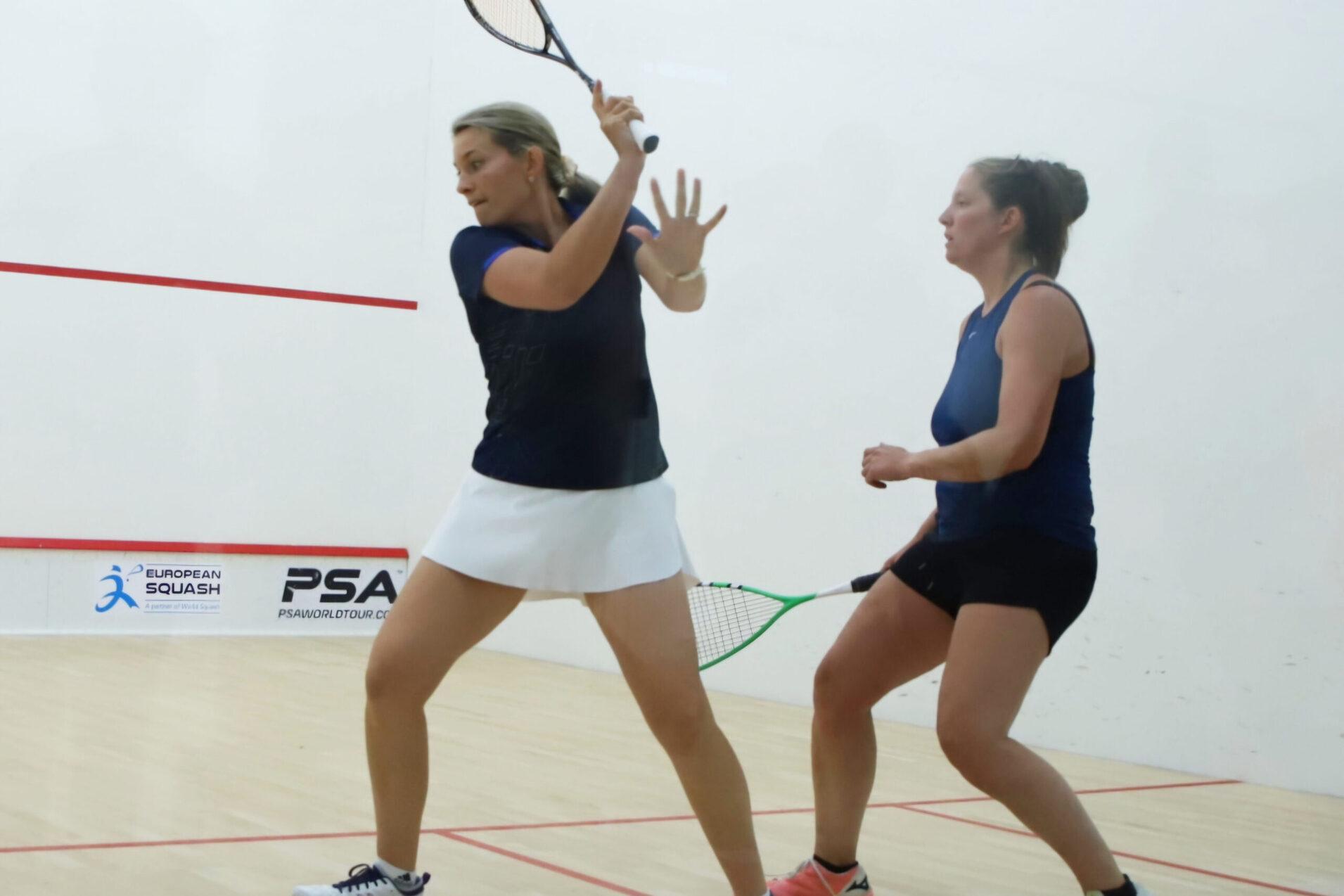 Astrid Reimer-Kern (li) gewinnt ihr Viertelfinalduell klar in drei Sätzen - Bild: Felix Paal