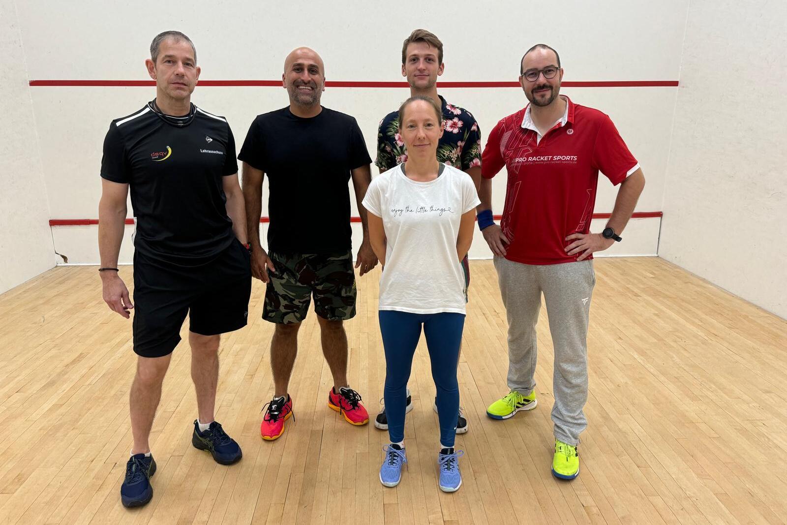 Ren&eacute; Lehr und &Uuml;nver Metin vom DSQV-Lehrausschuss mit dem angehenden Trainer B - Trio - Bild: DSQV