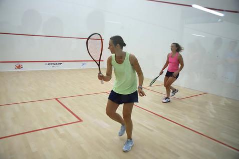 Melanie Kreisel (li) gewinnt gegen Betty Hoogervorst (NED) und steht im Achtelfinale der Damen 45+ - Bild: Felix Paal