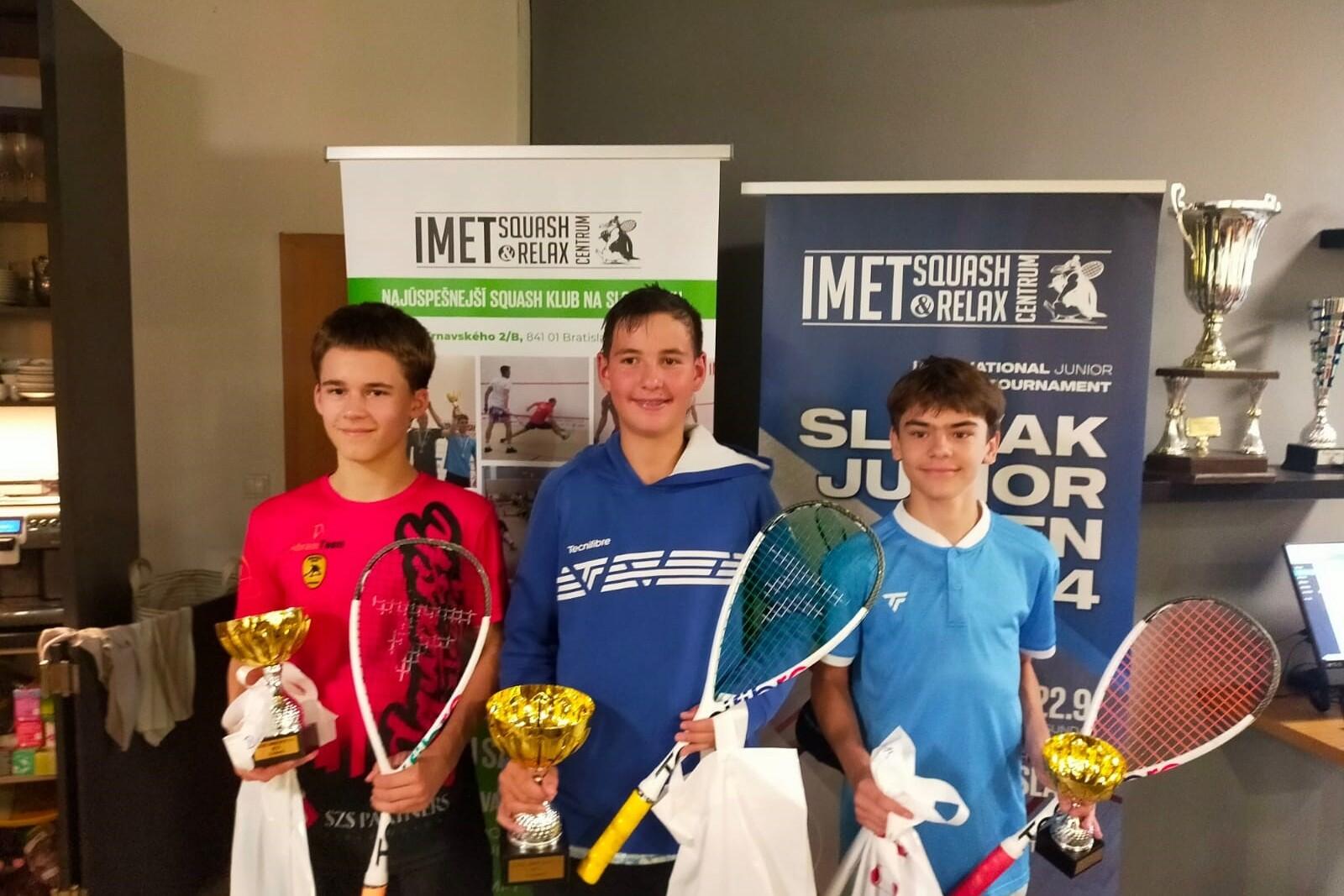 Oleksii Bielikov (Mitte) siegt in Bratislava und holt den U15-Titel - Bild: DSQV