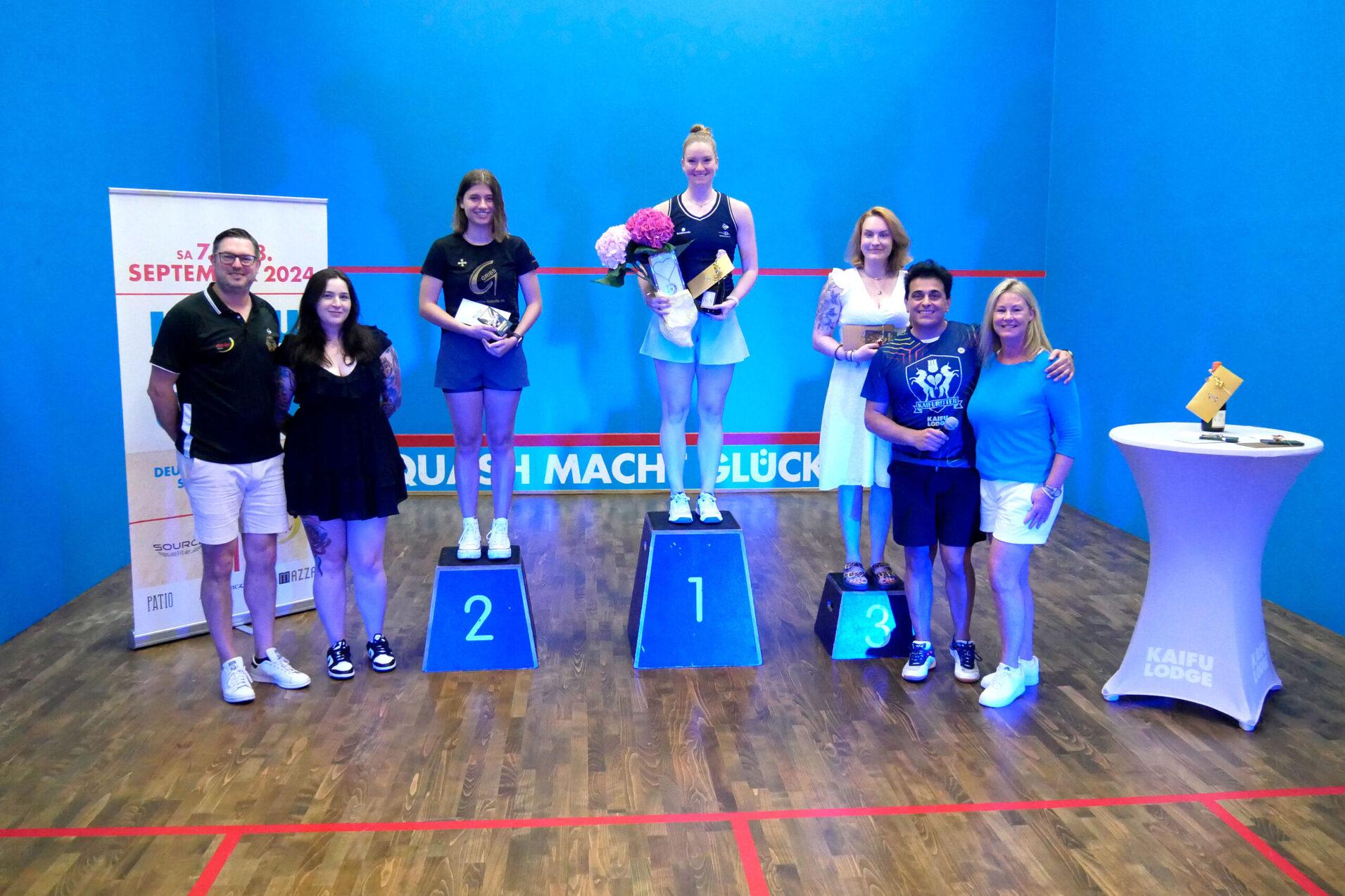 V.l.n.r.: DSQV-Präsident Michael Gäde, DSQV-Vizepräsidentin Breitensport Laura Tiemann, Julia Gillich, Saskia Beinhard, Julia Stöger, Turnierpromoter Steve Morid und Laura Goulding - Bild: DSQV - Lennard Jessen