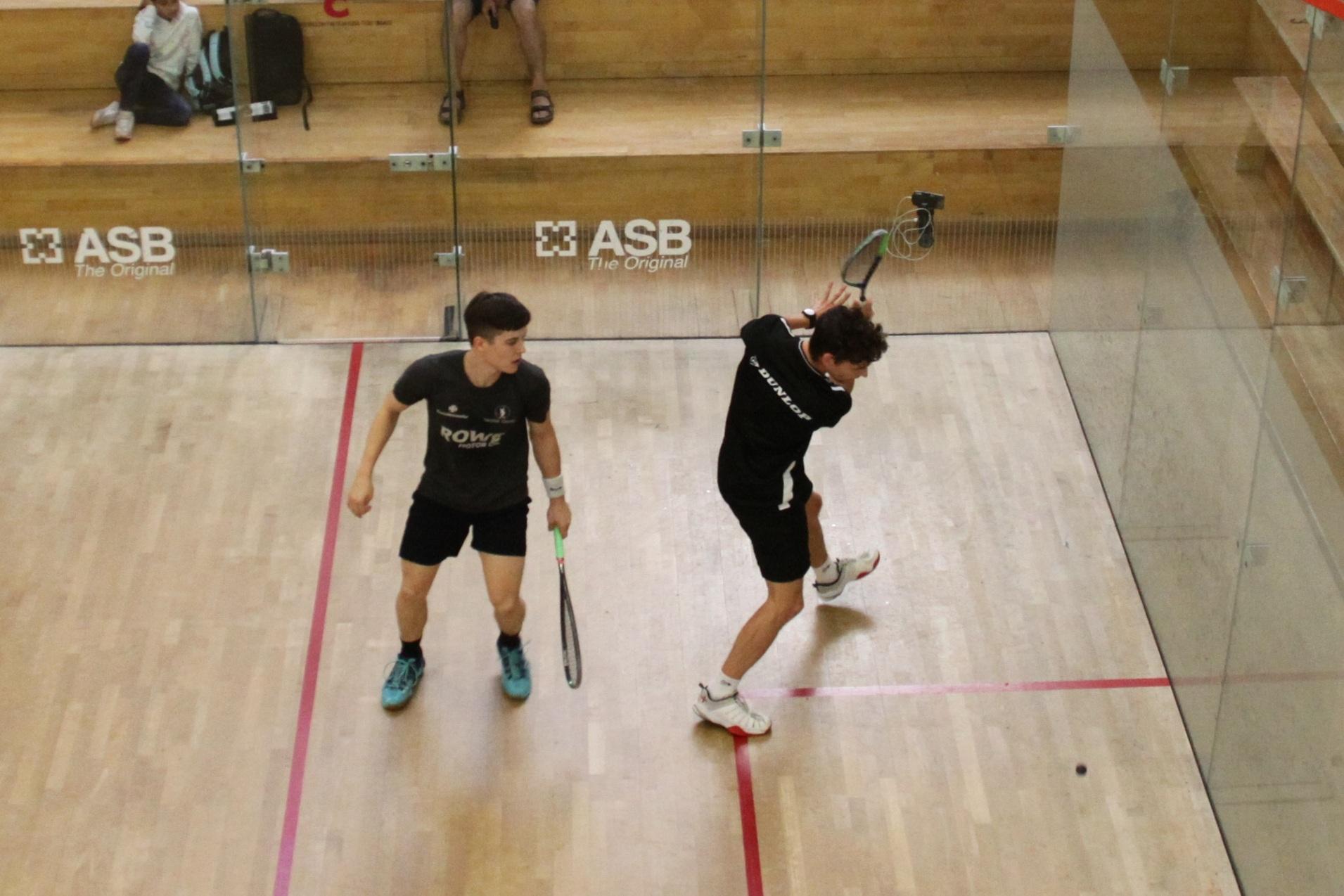 Duellierten sich im letzten Jahr im Finale der Schr&auml;glage Squash Open: Yannik Omlor (li) und Valentin Rapp (re), das Omlor in vier Durchg&auml;ngen f&uuml;r sich entschied - Bild: Christian Lortat
