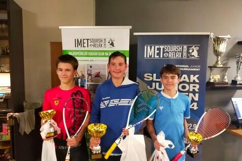 Oleksii Bielikov (Mitte) siegt in Bratislava und holt den U15-Titel - Bild: DSQV