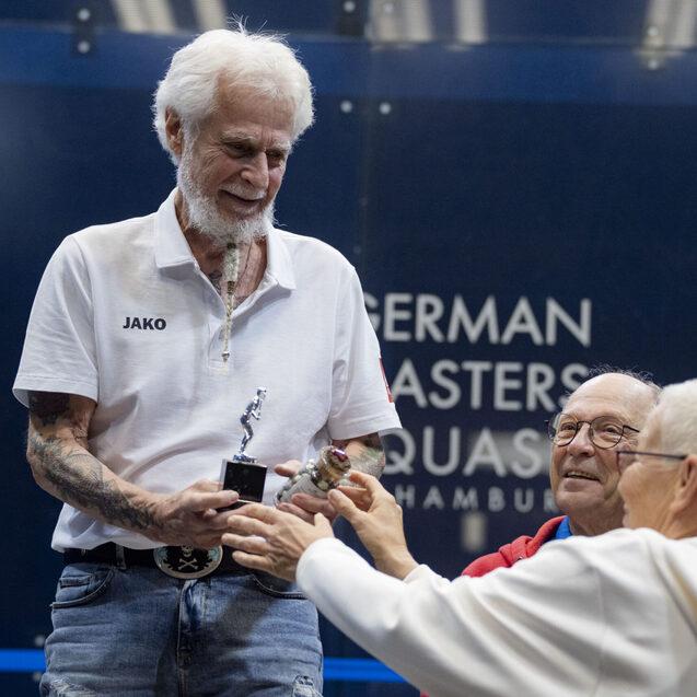 Bernd G&ouml;tsch bekommt den Pokal f&uuml;r seinen Platz eins in der M75+ von DSQV-Vizepr&auml;sidentin Masters St&ouml;rte Becker &uuml;berreicht - Bild: Henning Angerer