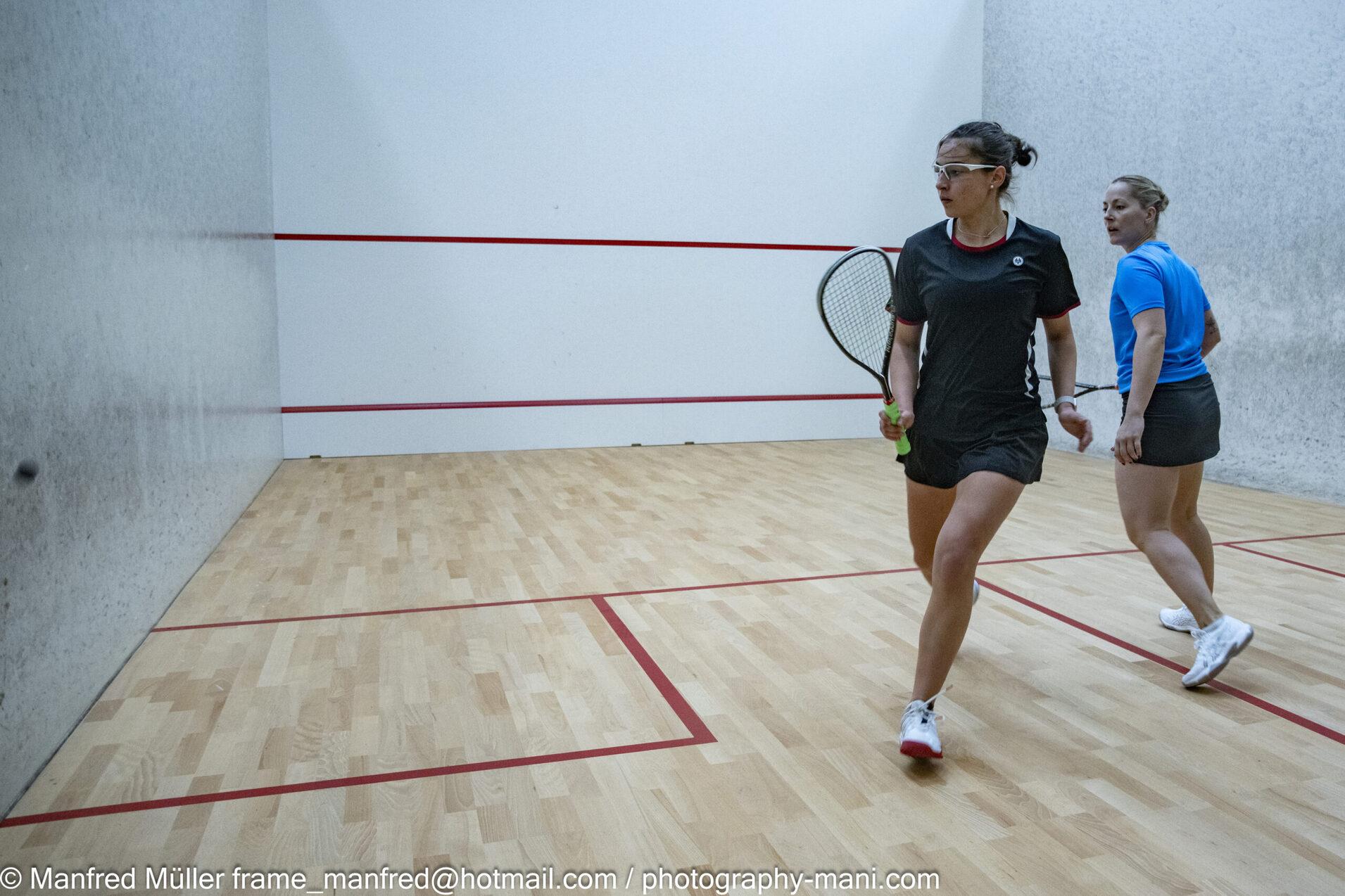 Maya Weishar (li) im Spiel im Platz eins gegen Mareike Omlor (re) bei den Damen - Bild: Manfred Müller
