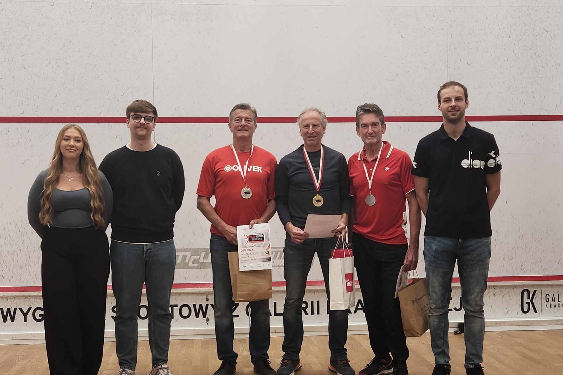 Zweiter Felix Paal (3.v.l.) mit dem M60+ Sieger Felix Barenholz (3.v.r.), Drittplatzierten Stephen Edmondson (2.v.r.) sowie Offiziellen