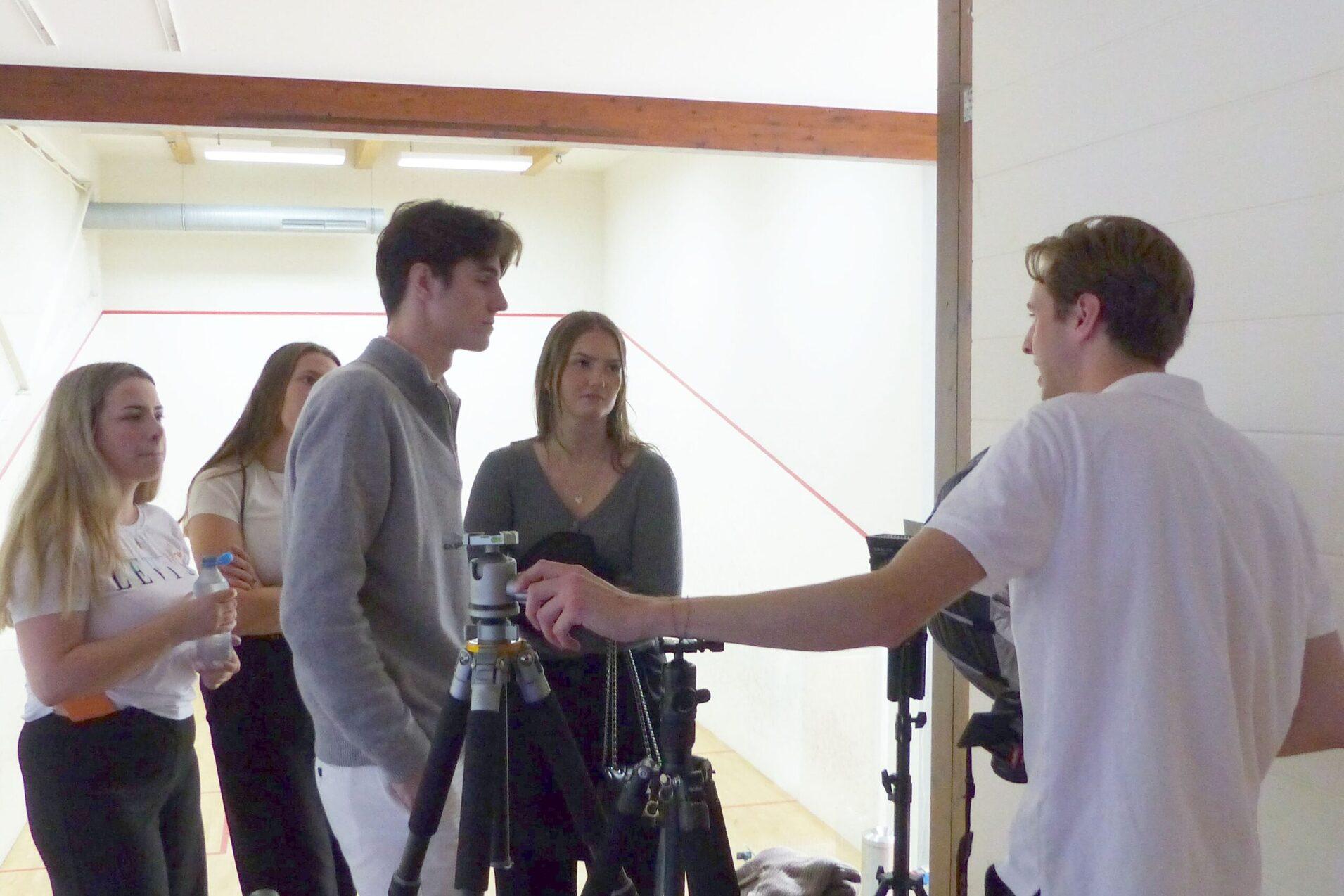 Die Bachelorstudierenden der Hochschule Fresenius bereiteten in der Hamburger KAIFU-LODGE die Szenerie f&uuml;r Interviews mit Aktiven zur Sportart Squash vor - Bild: Martin Meyer