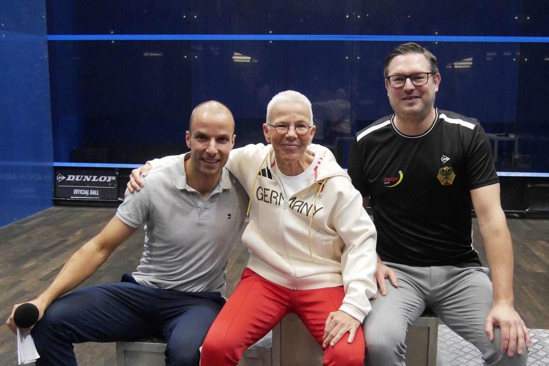 V.l.n.r.: Bart Wijnhoven vom ausrichtenden Sportwerk Hamburg, DSQV-Vizepr&auml;sidentin Masters St&ouml;rte Becker und DSQV-Pr&auml;sident Michael G&auml;de - Bild: DSQV - Lennard Jessen