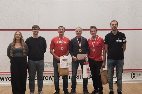 Zweiter Felix Paal (3.v.l.) mit dem M60+ Sieger Felix Barenholz (3.v.r.), Drittplatzierten Stephen Edmondson (2.v.r.) sowie Offiziellen