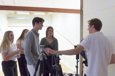Die Bachelorstudierenden der Hochschule Fresenius bereiteten in der Hamburger KAIFU-LODGE die Szenerie f&uuml;r Interviews mit Aktiven zur Sportart Squash vor - Bild: Martin Meyer