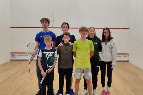 Die deutschen Nachwuchskr&auml;fte bei den Nordic Junior Open 2024: Fabian Igelbrink, Rufus Gebhardt, Kaja Sorgatz, Viktoria Leifels (h.v.l.n.r.), Mats Oliver Efken, Erik Fritz Stammberger und Mattis Hei&szlig;enberg (v.v.l.n.r.) - Bild: DSQV