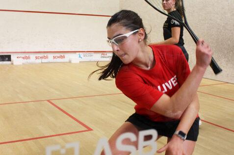 Maya Weishar in ihrem Match gegen die Schweizerin Leila Hirt (hinten) - Bild: Florian P&ouml;&szlig;l